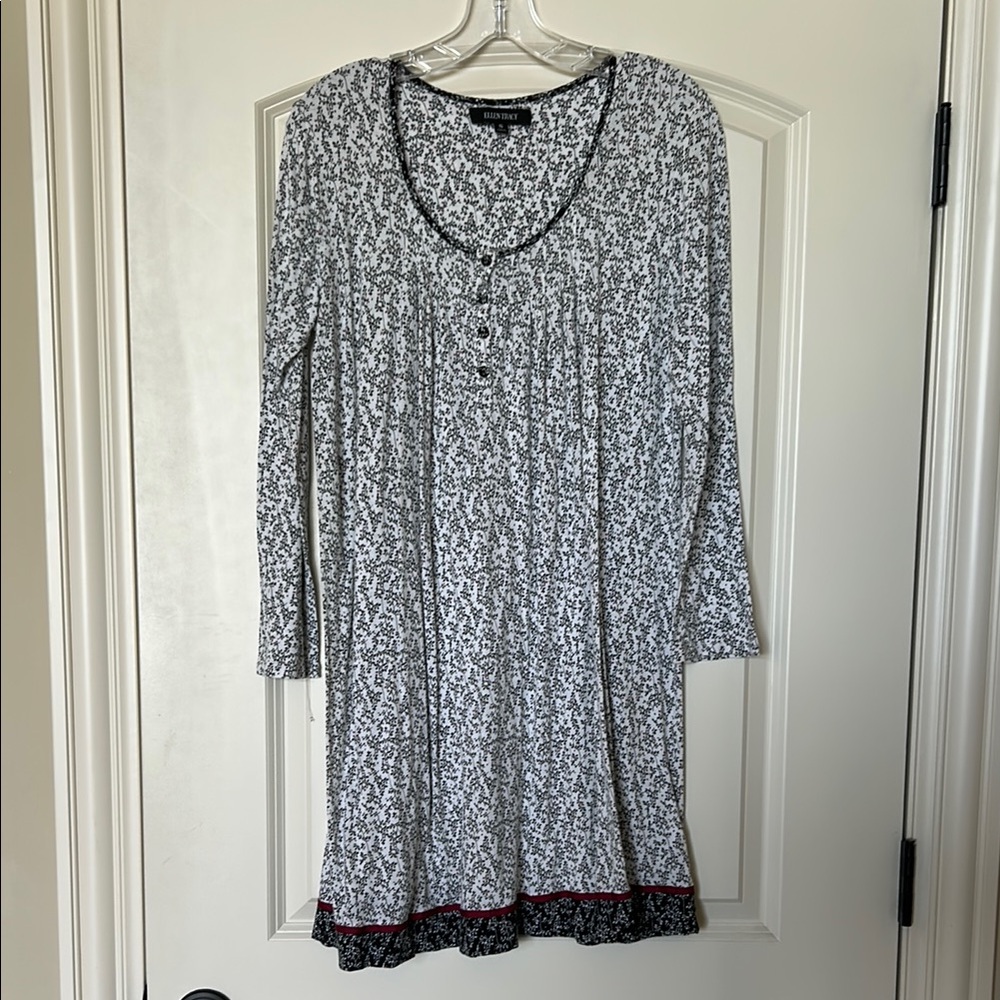 ELLEN TRACY LOUNGE WEAR. Black and White Patterned Long sleeved Pajamas.